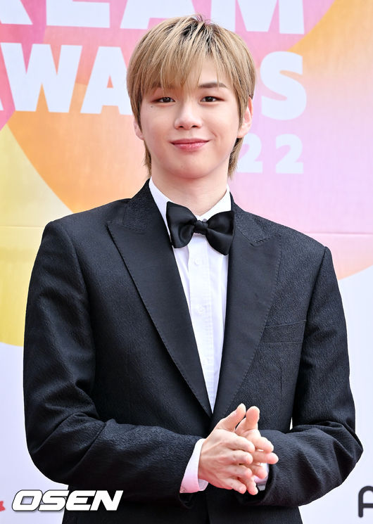 무대 위에서 강다니엘이 포토타임을 갖고 있다. 2022.08.25 /rumi@osen.co.kr