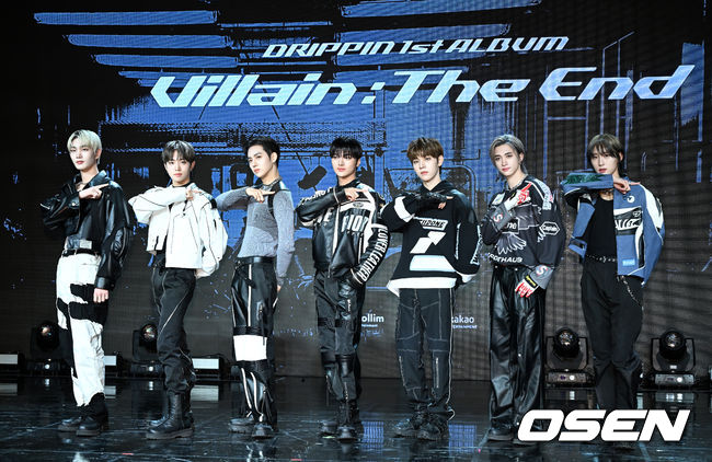 14일 오후 서울 강남구 일지아트홀에서 드리핀의 첫 번째 정규 앨범 ‘빌런 : 디 엔드(Villain : The End)’ 발매기념 쇼케이스가 열렸다.<br /><br />그룹 드리핀이 포토타임을 가지고 있다. 2022.11.15 /sunday@osen.co.kr