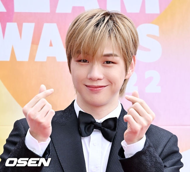 무대 위에서 강다니엘이 포토타임을 갖고 있다. 2022.08.25 /rumi@osen.co.kr