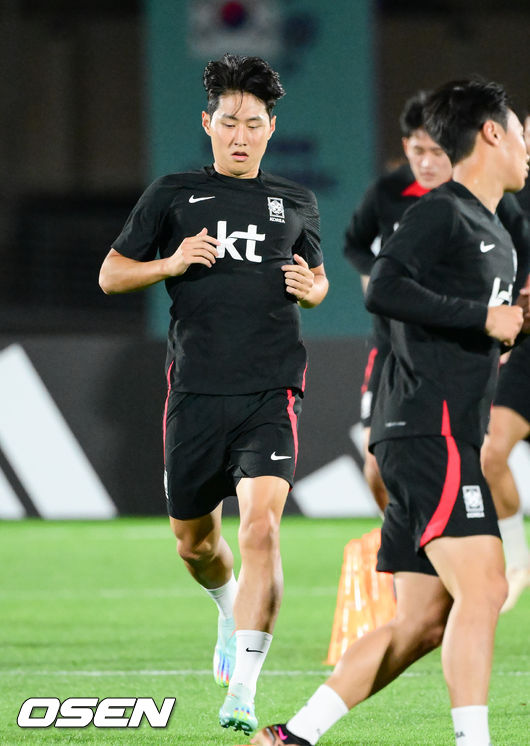 파울루 벤투 감독이 이끄는 대한민국 축구대표팀이 15일(한국시간) 카타르 도하 엘에글라 훈련장에서 공식훈련을 진행했다.이강인이 훈련하고 있다.  2022.11.15 /  soul1014@osen.co.kr