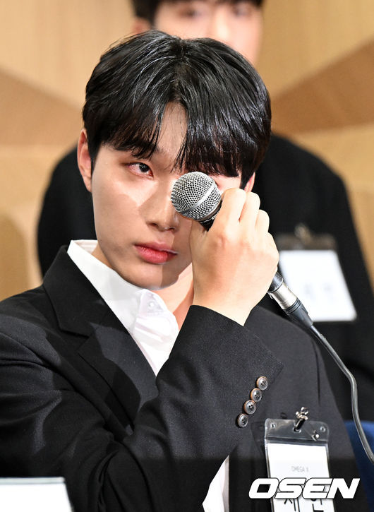 오메가엑스 재한이 입장을 밝히며 눈물을 흘리고 있다. 2022.11.16 /jpnews@osen.co.kr
