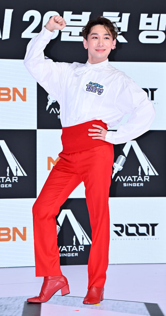 25일 오전 경기 경기 하남 VA스튜디오에서 MBN '아바타 싱어' 제작발표회가 열렸다.이 자리에는 장성규(MC), 황치열(MC), 박미선, 백지영, 최원영, 김호영 , 황제성, 립제이, 딘딘이 참석했다.김호영이 무대 위에서 포토타임을 갖고 있다. 2022.08.25 /rumi@osen.co.kr