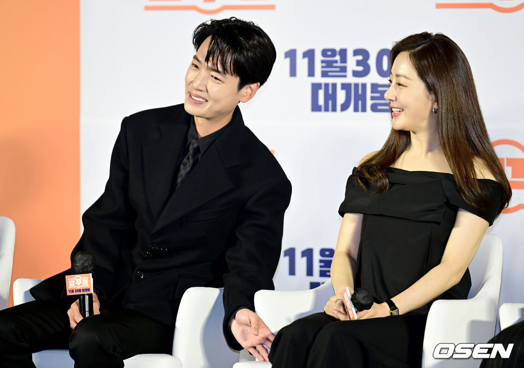 17일 오후 서울 용산구 한강대로 CGV 용산아이파크몰에서 영화 ‘압꾸정’ 제작발표회가 열렸다. 배우 정경호가 취재진의 질문에 대답하고 있다. 2022.11.17 /ksl0919@osen.co.kr