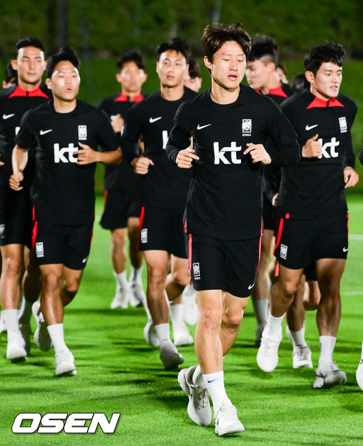   파울루 벤투 감독이 이끄는 대한민국 축구대표팀이 15일(한국시간) 카타르 도하 엘에글라 훈련장에서 공식훈련을 진행했다.이재성이 러닝훈련을 하고 있다. 2022.11.15 /  soul1014@osen.co.kr