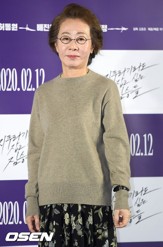 13일 오전 서울 성동구 메가박스 성수에서 영화 ‘지푸라기라도 잡고 싶은 짐승들(감독 김용훈) 제작보고회가 열렸다.‘지푸라기라도 잡고 싶은 짐승들’은 인생 마지막 기회인 돈 가방을 차지하기 위해 최악의 한탕을 계획하는 평범한 인간들의 범죄극을 그린 영화다. 2월 12일 개봉 예정.배우 윤여정이 포즈를 취하고 있다. /cej@osen.co.kr