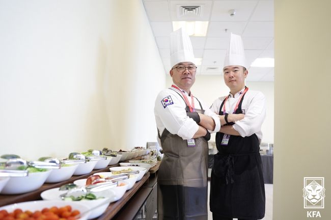 [사진] 왼쪽부터 김형재 조리장과 신동일 조리사 / 대한축구협회.