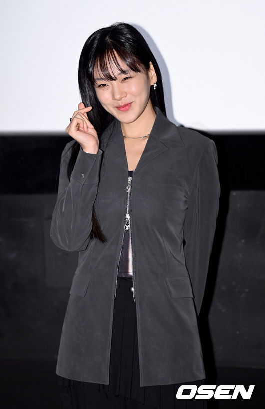 18일 오후 서울 강남구 청담 CGV에서 가수 비비(BIBI)의 첫 정규 앨범 ‘Lowlife Princess-Noir’의 발매기념 기자간담회가 열렸다. <br /><br />가수 비비가 포토타임을 갖고 있다. 2022.11.18 /ksl0919@osen.co.kr
