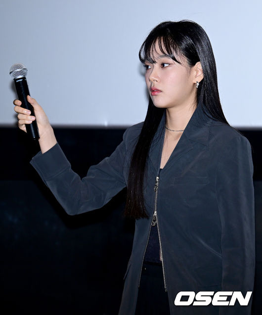 18일 오후 서울 강남구 청담 CGV에서 가수 비비(BIBI)의 첫 정규 앨범 ‘Lowlife Princess-Noir’의 발매기념 기자간담회가 열렸다. <br /><br />가수 비비가 취재진에게 마이크를 건네고 있다. 2022.11.18 /ksl0919@osen.co.kr