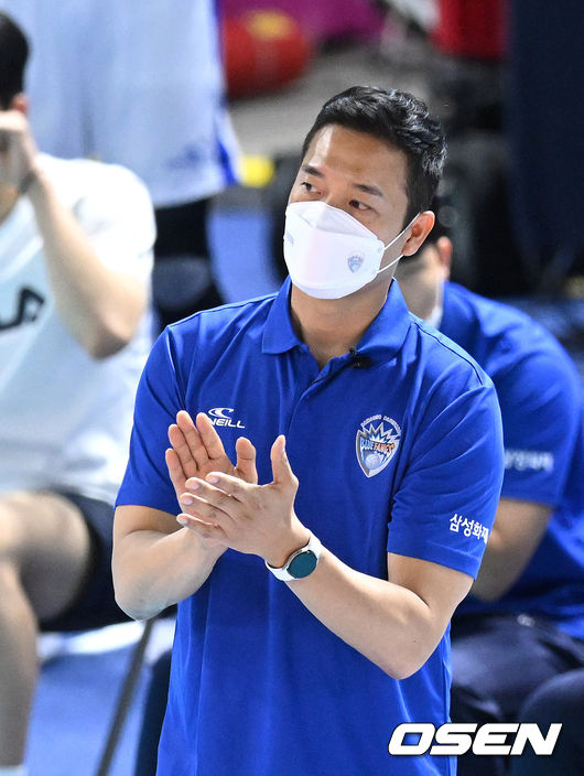 삼성화재 김상우 감독이 선수들에게 박수를 보내고 있다. 2022.08.22 /sunday@osen.co.kr