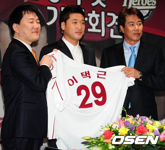 2011년 당시 넥센(현 키움) 이장석 대표이사, 이택근, 김시진 감독(왼쪽부터)이 FA 계약 환영식에서 포토 타임을 갖고 있다. 2011.11.29 /OSEN DB