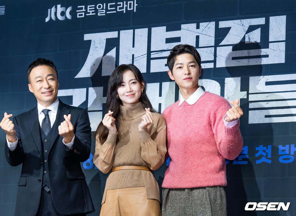 17일 오후 서울 영등포구 여의도 페어몬트 앰배서더 그랜드볼룸에서 JTBC 금토일드라마 ‘재벌집 막내아들’ 제작발표회가 열렸다. 이 자리에는 정대윤 PD와 배우 송중기, 이성민, 신현빈이 참석했다.이성민 신현빈 송중기가 무대 위에서 포토타임을 갖고 있다. 2022.11.17 / rumi@osen.co.kr