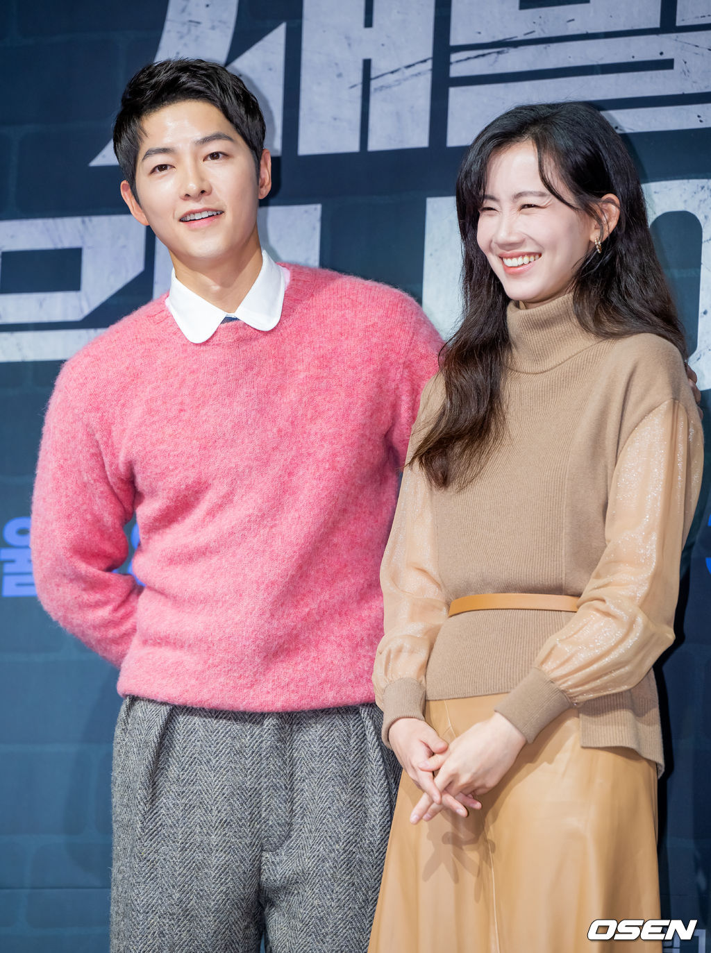 17일 오후 서울 영등포구 여의도 페어몬트 앰배서더 그랜드볼룸에서 JTBC 금토일드라마 ‘재벌집 막내아들’ 제작발표회가 열렸다. 이 자리에는 정대윤 PD와 배우 송중기, 이성민, 신현빈이 참석했다.송중기가 손하트 포즈 요청에 손을 뒤로 빼며 말을 하고 있다. 2022.11.17 / rumi@osen.co.kr