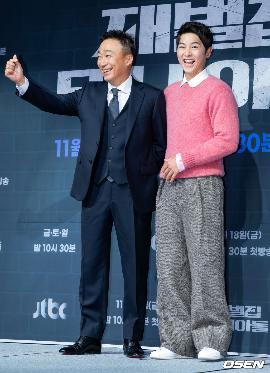 17일 오후 서울 영등포구 여의도 페어몬트 앰배서더 그랜드볼룸에서 JTBC 금토일드라마 ‘재벌집 막내아들’ 제작발표회가 열렸다. 이 자리에는 정대윤 PD와 배우 송중기, 이성민, 신현빈이 참석했다.포토타임때 이성민이 송중기 옆에서 손하트를 하자 송중기가 환하게 웃고 있다. 2022.11.17 / rumi@osen.co.kr