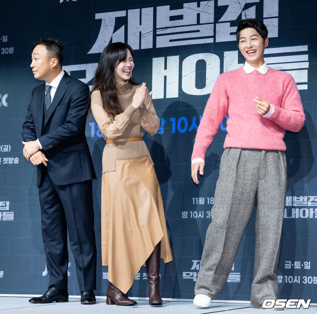 17일 오후 서울 영등포구 여의도 페어몬트 앰배서더 그랜드볼룸에서 JTBC 금토일드라마 ‘재벌집 막내아들’ 제작발표회가 열렸다. 이 자리에는 정대윤 PD와 배우 송중기, 이성민, 신현빈이 참석했다.이성민 신현빈 송중기가 포토타임 중 환하게 웃고 있다. 2022.11.17 / rumi@osen.co.kr