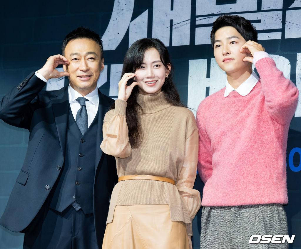 17일 오후 서울 영등포구 여의도 페어몬트 앰배서더 그랜드볼룸에서 JTBC 금토일드라마 ‘재벌집 막내아들’ 제작발표회가 열렸다. 이 자리에는 정대윤 PD와 배우 송중기, 이성민, 신현빈이 참석했다.이성민 신현빈 송중기가 무대 위로 입장하며 포토타임을 갖고 있다. 2022.11.17 / rumi@osen.co.kr