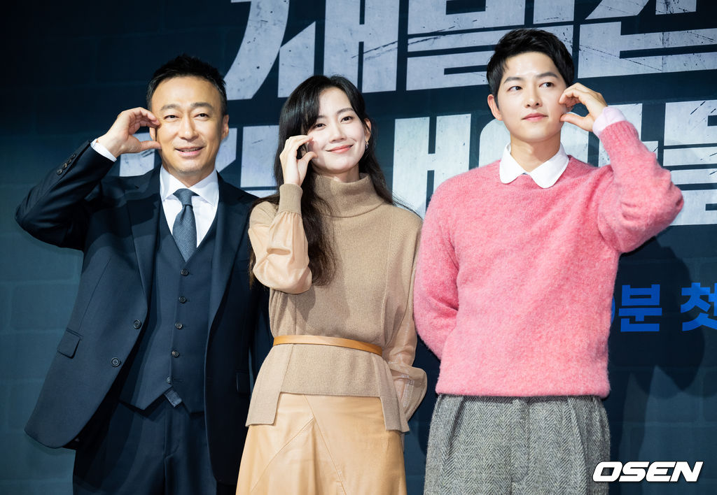 17일 오후 서울 영등포구 여의도 페어몬트 앰배서더 그랜드볼룸에서 JTBC 금토일드라마 ‘재벌집 막내아들’ 제작발표회가 열렸다. 이 자리에는 정대윤 PD와 배우 송중기, 이성민, 신현빈이 참석했다.이성민 신현빈 송중기가 무대 위에서 포토타임을 갖고 있다. 2022.11.17 / rumi@osen.co.kr