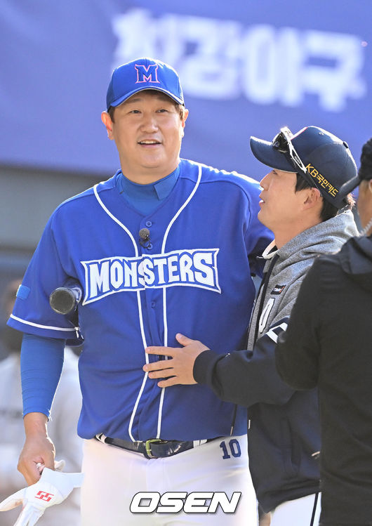 20일 서울 송파구 잠실구장에서 JTBC 프로그램 ’최강야구’의 최강 몬스터즈와 두산 베어스의 경기에 앞서 훈련이 진행됐다.최강 몬스터즈 이대호가 두산 정수성 코치와 대화를 나누고 있다. 2022.11.20 /cej@osen.co.kr