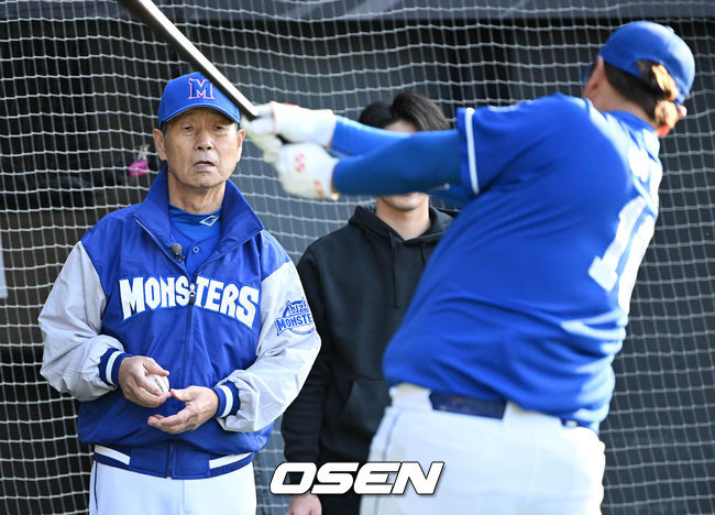 최강 몬스터즈 김성근 감독이 이대호에게 공을 던져주고 있다. 2022.11.20 /cej@osen.co.kr