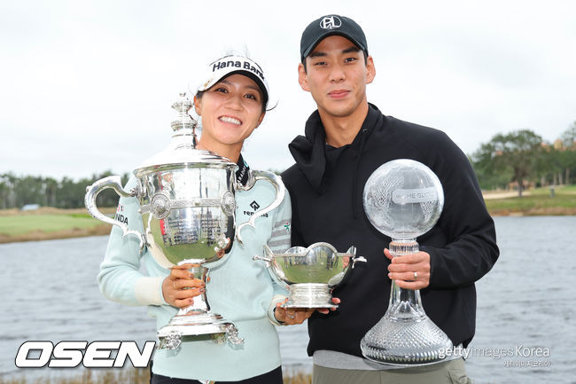 LPGA 투어 최종전 우승 후 예비 신랑 정준 씨와 함께 포즈를 취한 리디아 고. 