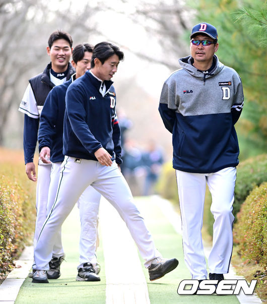 두산 김한수 수석코치(맨 오른쪽)과 권민석-전민재-홍성호가 오전 훈련을 마친 뒤 이동하고 있다. 2022.10.24 / dreamer@osen.co.kr