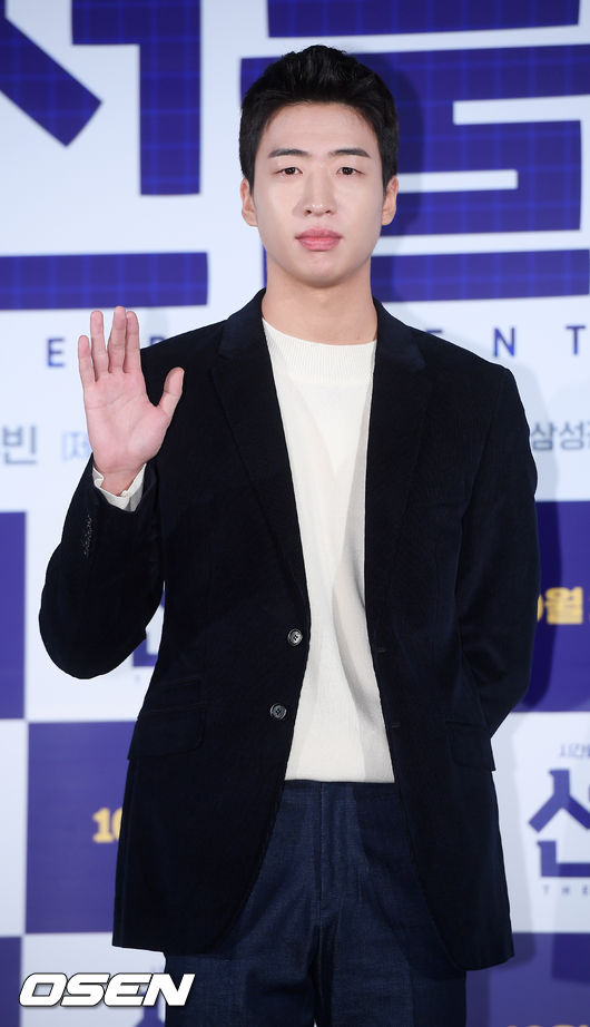 유수빈이 무대 앞으로 입장하며 포즈를 취하고 있다./ rumi@osen.co.kr