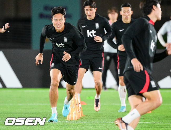            파울루 벤투 감독이 이끄는 대한민국 축구대표팀이 15일(한국시간) 카타르 도하 엘에글라 훈련장에서 공식훈련을 진행했다.권경원이 훈련하고 있다.  2022.11.15 /  soul1014@osen.co.kr