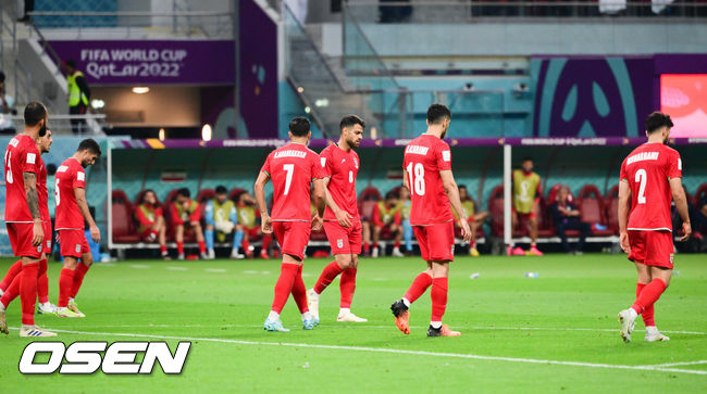 전반 0-3 점수차이에 아쉬워하는 이란 축구대표팀. 