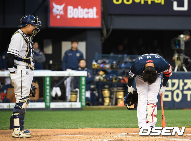 NC 양의지가 첫 타석에 들어서면서 두산 더그아웃과 팬들에게 인사를 하고 있다. 2019.04.05 /OSEN DB