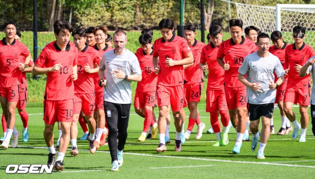 파울루 벤투 감독이 이끄는 대한민국 축구대표팀이 16일(한국시간) 카타르 도하 엘에글라 훈련장에서 공식훈련을 진행했다.대표팀 선수들이 러닝훈련을 하고 있다. 2022.11.16 / soul1014@osen.co.kr