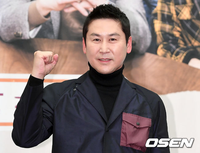 방송인 신동엽이 포토타임을 갖고 있다. /pjmpp@osen.co.kr