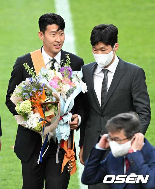 2일 오후 서울 마포구 상암동 서울월드컵경기장에서 대한민국과 브라질의 평가전이 진행됐다.경기에 앞서 체육훈장 청룡장 수여식을 마친 손흥민이 박지성의 축하를 받고 있다. 2022.06.02 /sunday@osen.co.kr