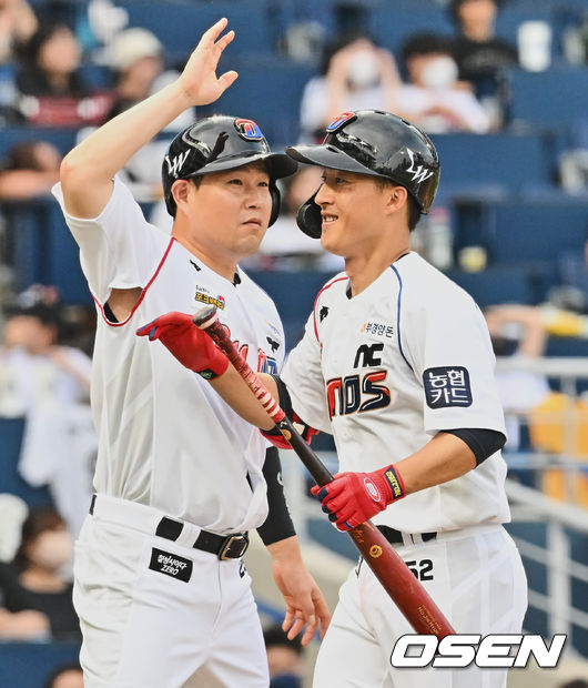 NC 노진혁(오른쪽)이 홈런을 치고 양의지의 환영을 받고 있다. 2022.08.14 / foto0307@osen.co.kr