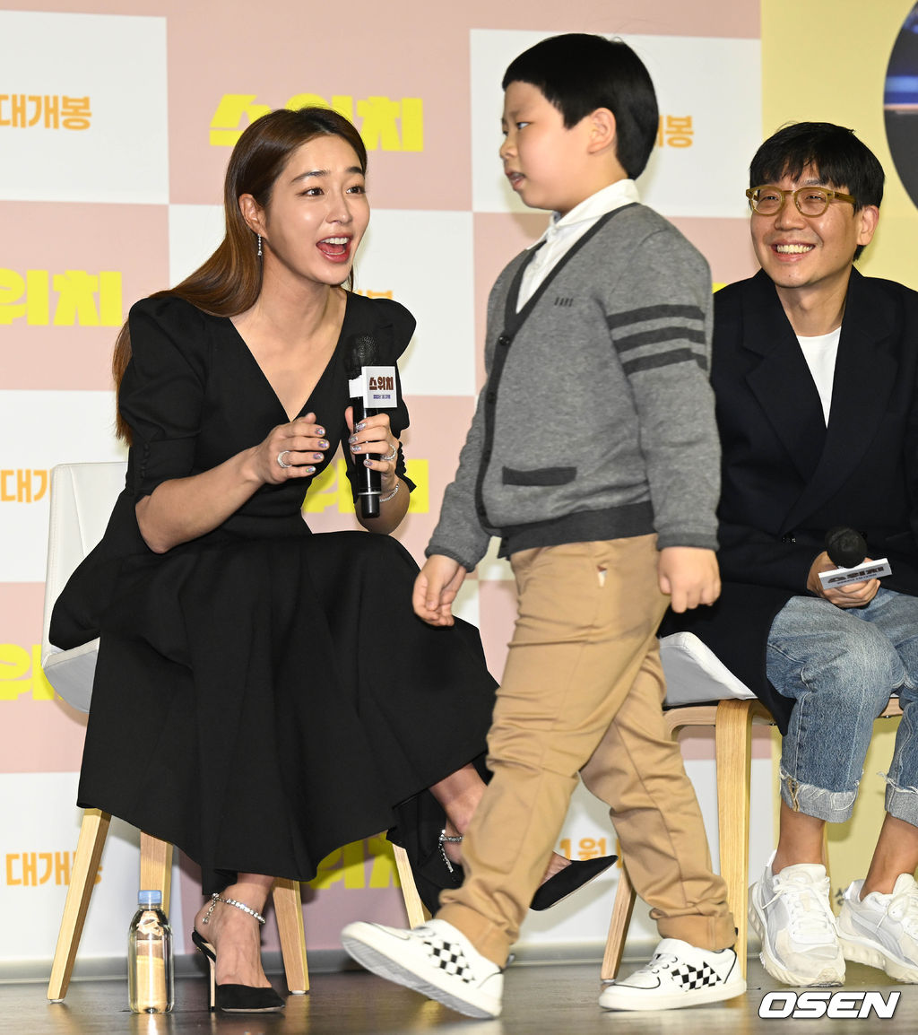 23일 오전 서울 광진구 롯데시네마 건대입구에서 영화 '스위치(마대윤 감독)’ 제작보고회가 열렸다.배우 이민정이 아역배우의 등장에 반가워하고 있다. 2022.11.23 /cej@osen.co.kr