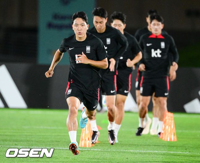 OSEN=도하(카타르), 박준형 기자] 파울루 벤투 감독이 이끄는 대한민국 축구대표팀이 15일(한국시간) 카타르 도하 엘에글라 훈련장에서 공식훈련을 진행했다.나상호가 훈련하고 있다.  2022.11.15 /  soul1014@osen.co.kr