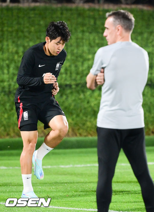     파울루 벤투 감독이 이끄는 축구대표팀이 18일(한국시간) 카타르 도하 알 에글라 훈련장에 훈련을 가졌다.이강인이 러닝훈련을 하고 있다. 2022.11.18 /  soul1014@osen.co.kr