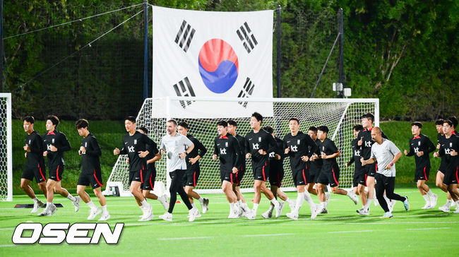  파울루 벤투 감독이 이끄는 대한민국 축구대표팀이 15일(한국시간) 카타르 도하 엘에글라 훈련장에서 공식훈련을 진행했다.축구대표팀 선수들이 러닝을 하고 있다. 2022.11.15 /  soul1014@osen.co.kr