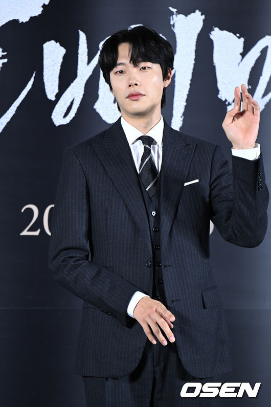 18일 서울 용산구 CGV 용산아이파크몰에서 영화 ‘올빼미’ 제작보고회가 열렸다.<br /><br />배우 류준열이 포토타임을 가지고 있다. 2022.10.18 /sunday@osen.co.kr