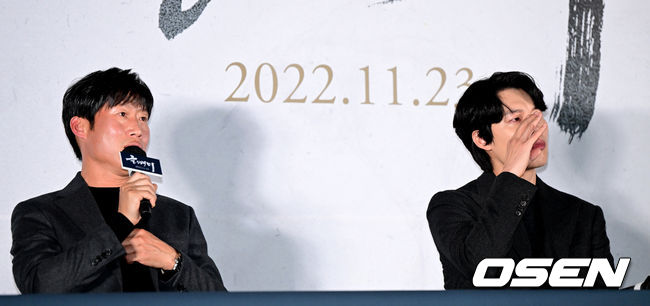 10일 오후 서울 용산 CGV에서 영화 ‘올빼미’ (감독 안태진) 언론시사회 및 기자간담회가 열렸다.<br /><br />영화 '올빼미'는 밤에만 앞이 보이는 맹인 침술사가 세자의 죽음을 목격한 후 진실을 밝히기 위해 벌이는 하룻밤의 사투를 그린 스릴러다.<br /><br />배우 류준열이 유해진의 칭찬에 울먹이고 있다. 2022.11.10 / dreamer@osen.co.kr<br />