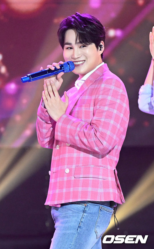 11일 오후 서울 상암동 SBS프리즘타워에서 SBS FiL 더 트롯쇼 생방송이 진행됐다.<br /><br />가수 김희재가 무대를 펼치고 있다. 2022.07.11 / dreamer@osen.co.kr