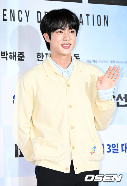 영화 '비상선언(감독 한재림)' VIP 시사회 포토월 행사가 25일 오후 서울 강남구 메가박스 코엑스에서 열렸다.<br /><br />배우 송강호, 이병헌, 전도연, 김남길, 임시완, 김소진, 박해준이 ‘출연하는 영화 비상선언'은 사상 초유의 항공 테러로 무조건적 착륙을 선포한 비행기와 재난에 맞서는 사람들의 이야기. 오는 8월 3일 개봉한다.<br /><br />방탄소년단 진이 포즈를 취하고 있다. 2022.07.25 /cej@osen.co.kr 