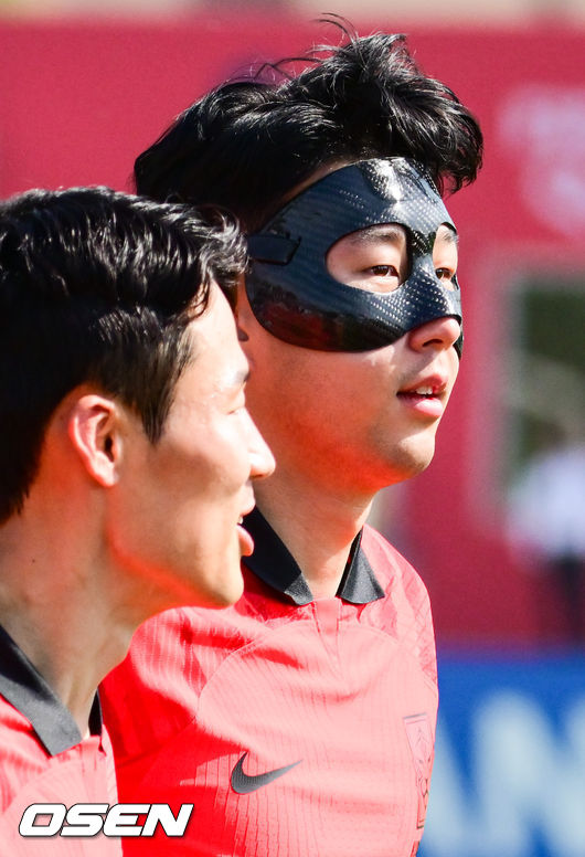 파울루 벤투 감독이 이끄는 대한민국 축구대표팀이 16일(한국시간) 카타르 도하 엘에글라 훈련장에서 공식훈련을 진행했다.손흥민이 마스크를 쓴채 러닝훈련하고 있다.    2022.11.16 /  soul1014@osen.co.kr