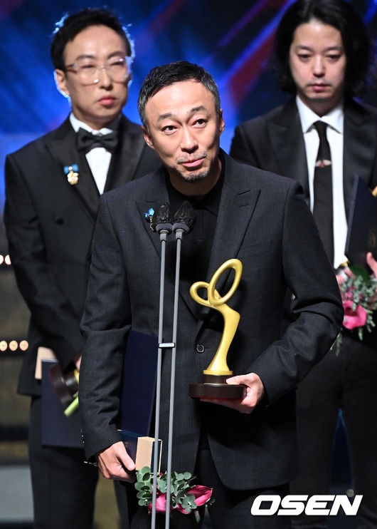 24일 서울 중구 국립극장 해오름극장에서 ‘2022 대한민국 대중문화예술상’이 열렸다.<br /><br />국무총리표창을 수상한 배우 이성민이 소감을 밝히고 있다. 2022.11.24 /sunday@osen.co.kr