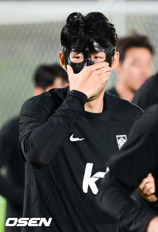 파울루 벤투 감독이 이끄는 축구대표팀이 18일(한국시간) 카타르 도하 알 에글라 훈련장에 훈련을 가졌다.손흥민이 러닝하며 마스크를 매만지고 있다.   2022.11.18 /  soul1014@osen.co.kr