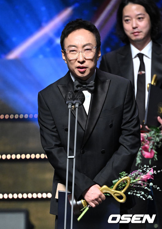 24일 서울 중구 국립극장 해오름극장에서 ‘2022 대한민국 대중문화예술상’이 열렸다.<br /><br />국무총리표창을 수상한 희극인 박명수가 소감을 밝히고 있다. 2022.11.24 /sunday@osen.co.kr