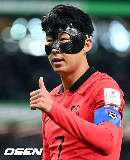  24일(현지시간)  카타르 도하 에듀케이션 시티 스타디움에서 2022 국제축구연맹(FIFA) 카타르 월드컵 조별리그 H조 대한민국과 우루과이의 경기가 진행됐다.후반 코너킥을 준비하는 손흥민이 부심을 향해 엄지를 들어 올리고 있다. 2022.11.24 /soul1014@osen.co.kr