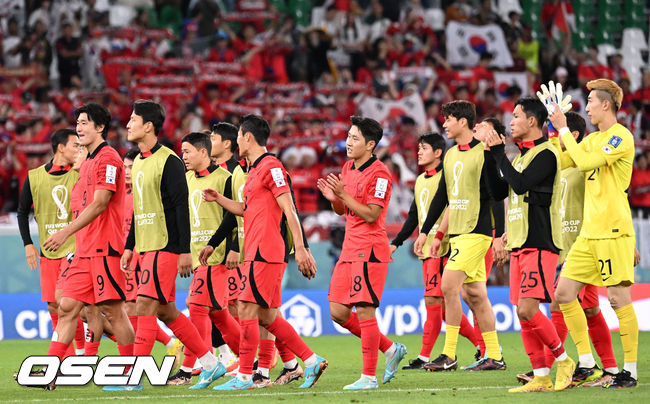 파울루 벤투 감독이 이끄는 축구대표팀은 24일 카타르 알 라이얀에 위치한 에듀케이션시티 스타디움에서 우루과이를 상대로 ‘카타르 월드컵 2022 H조 조별리그 1차전’에서 0-0 무승부를 기록했다. 한국은 2010년 남아공 월드컵 이후 12년 만에 16강 진출에 도전한다.경기 종료 후 한국 선수들이 관중석을 향해 인사를 하고 있다. 2022.11.24 /soul1014@osen.co.kr