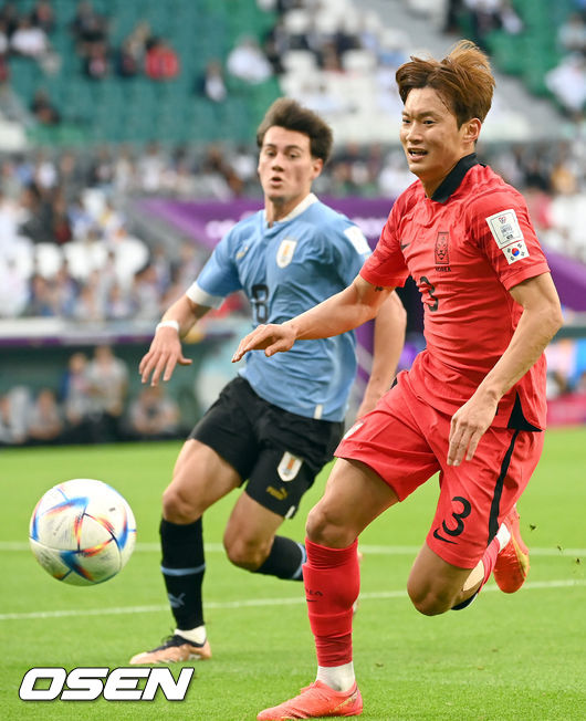 파울루 벤투 감독이 이끄는 축구대표팀은 24일 카타르 알 라이얀에 위치한 에듀케이션시티 스타디움에서 우루과이를 상대로 ‘카타르 월드컵 2022 H조 조별리그 1차전’에서 0-0 무승부를 기록했다. 한국은 2010년 남아공 월드컵 이후 12년 만에 16강 진출에 도전한다.전반 한국 김진수가 수비를 하고 있다. 2022.11.24 /soul1014@osen.co.kr