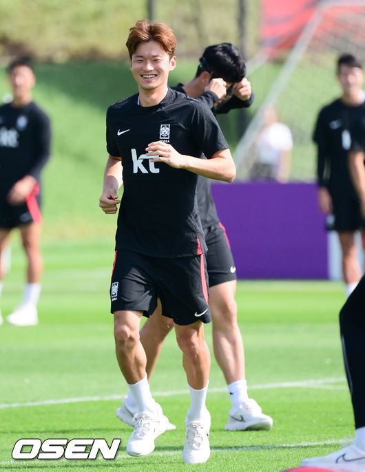        파울루 벤투 감독이 이끄는 축구대표팀이 19일(현지시간) 카타르 도하 알 에글라 훈련장에 훈련을 가졌다.김진수가 미소 지으며 훈련장으로 이동하고 있다.      2022.11.19 /  soul1014@osen.co.kr