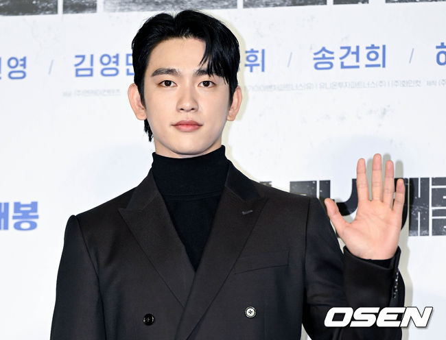 9일 오전 서울 광진구 롯데시네마 건대입구에서 영화 ‘크리스마스 캐럴(감독 김성수)’ 제작보고회가 열렸다.'크리스마스 캐럴'은 쌍둥이 동생 '월우'(박진영)가 죽은 후, 복수를 위해 스스로 소년원에 들어간 형 '일우'(박진영)가 소년원 패거리와 잔혹한 대결을 펼치는 액션 스릴러다.배우 박진영이 포즈를 취하고 있다. 2022.11.09 /cej@osen.co.kr