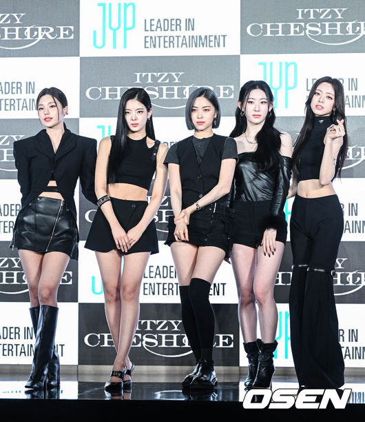 25일 오후 서울 영등포구 페어몬트 앰배서더 서울 그랜드볼룸에서 그룹 있지(ITZY)의 새 미니 앨범 ‘체샤(CHESHIRE)’ 발매 기념 쇼케이스가 열렸다.이번 앨범에는 동명의 타이틀곡 '체셔(Cheshire)'를 비롯해 '스노위(Snowy)', '프리키(Freaky)', 지난달 21일 발표한 선공개 영어 싱글 '보이즈 라이크 유(Boys Like You)'까지 총 4곡이 수록된다.있지(ITZY)가 포즈를 취하고 있다. 2022.11.25 /cej@osen.co.kr